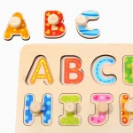 Tabuleiro De Encaixe Alfabeto com Pinos Tooky Toy - Imagem 3