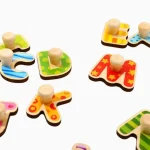 Tabuleiro De Encaixe Alfabeto com Pinos Tooky Toy - Imagem 4
